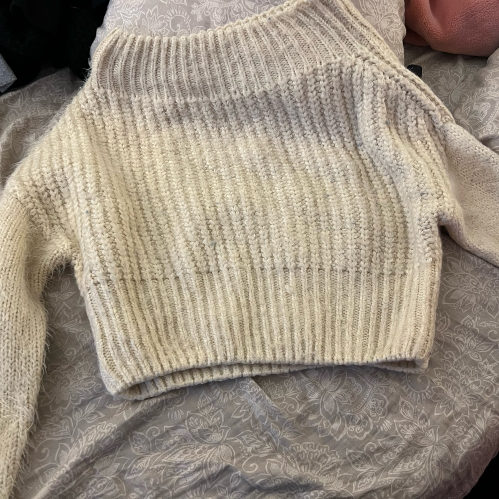 CREAM SHORT SWEATER